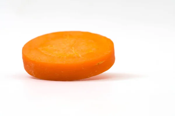 Морква скибочку ізольовані — стокове фото