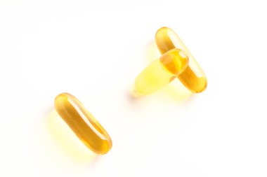 Balık yağı kapsülleri üzerinde beyaz izole