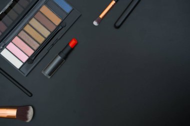 makyaj ve fırçalar üzerinde siyah arka plan