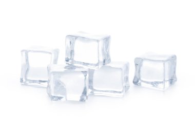 Beyaz arkaplanda izole buz küpleri