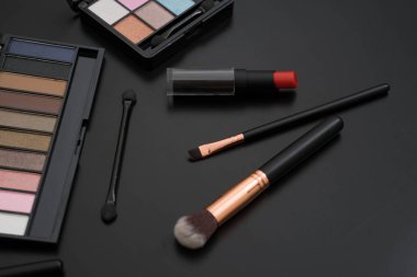 makyaj ve fırçalar üzerinde siyah arka plan
