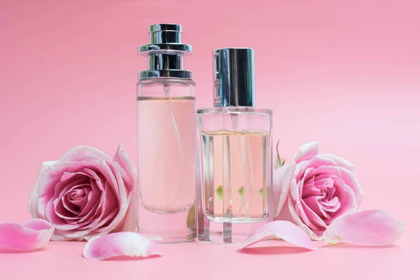 Frascos de perfume sobre fondo rosa —  Fotos de Stock