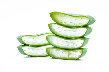 Aloe Vera izole üzerinde beyaz dilimlenmiş