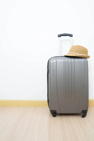 Férias de verão viagem conceito mala ou mala de bagagem — Fotografia de Stock