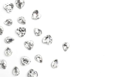 Beyaz arkaplanda elmas