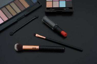 makyaj ve fırçalar üzerinde siyah arka plan
