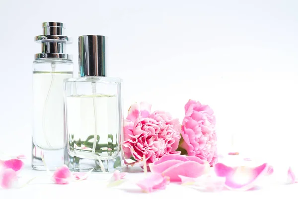 Frascos de perfume sobre fondo rosa — Foto de Stock