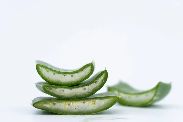 Aloe Vera Fatias Isoladas Sobre Branco — Fotografia de Stock