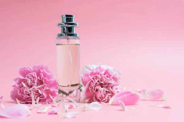 Parfümflaschen auf rosa Hintergrund — Stockfoto