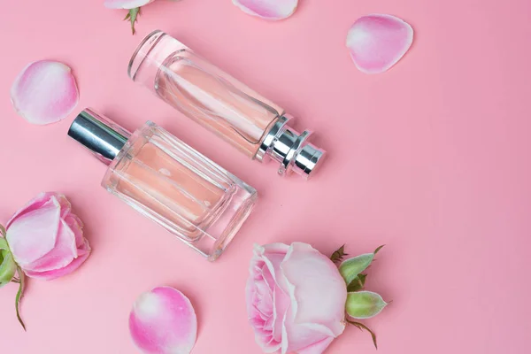 Frascos de perfume sobre fondo rosa —  Fotos de Stock