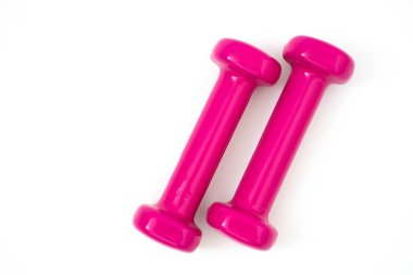 Beyaz arkaplanda iki pembe dambıl var.