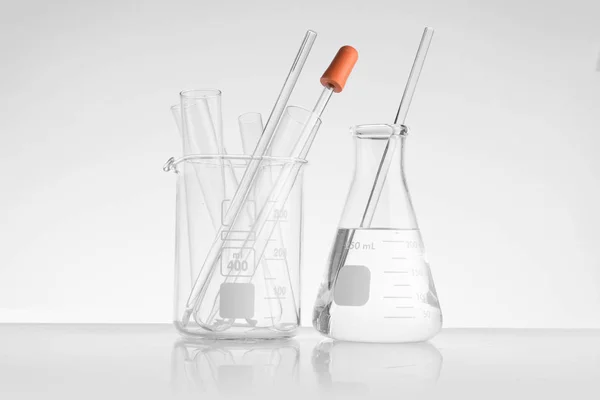 Laboratóriumi üvegeszközök eszközök üres kémiai la berendezés — Stock Fotó