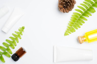 beyaz doğal maddeler yaprakları ile scrubs