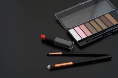 makyaj ve fırçalar üzerinde siyah arka plan