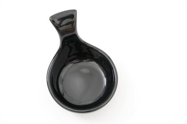 Beyaz arka planda izole yumurta lar için siyah tutucu