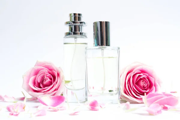 Flacons de parfum sur fond rose — Photo