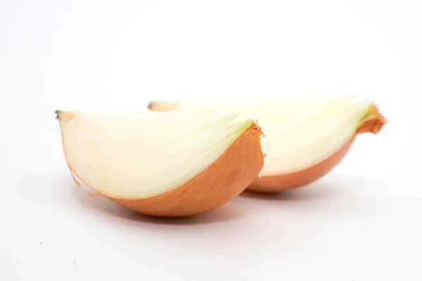 Świeżej cebuli na białym tle — Zdjęcie stockowe
