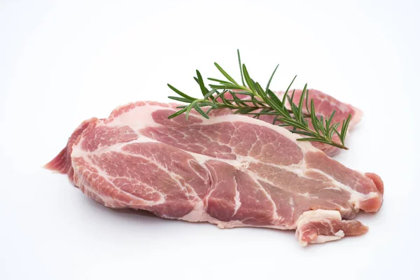 Resh carne de cerdo cruda pimiento y romero aislados en blanco — Foto de Stock