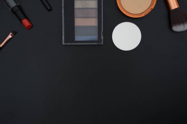 makyaj ve fırçalar üzerinde siyah arka plan