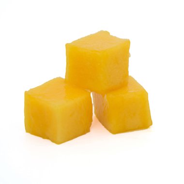 mango dilim beyaz izole küpler için kesilmiş