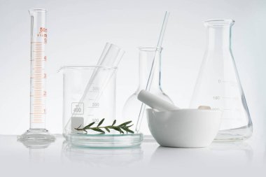 Laboratuar ve araştırma ile alternatif ot ilacı