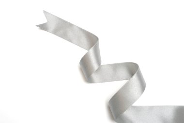 Beyaz rulo gümüş kurdele