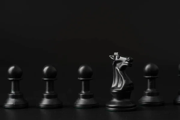 Un tablero de ajedrez líder de negocio en movimiento de casa blanca —  Fotos de Stock