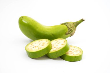 yeşil patlıcan beyazda izole edilmiş