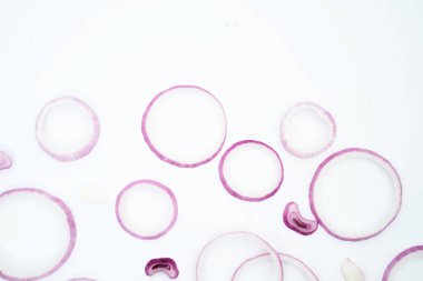 dilimlenmiş kırmızı soğan beyaz arka plan üzerinde izole ayarlayın