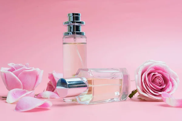 Parfümflaschen auf rosa Hintergrund — Stockfoto