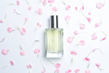 Parfüm şişeleri ve beyaz arka plan üzerinde pembe karanfiller