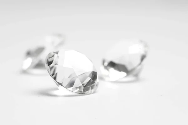 Beyaz arkaplanda elmas — Stok fotoğraf