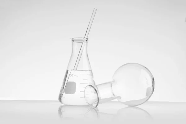 Instrumentos de vidrio de laboratorio equipos vacíos para química la —  Fotos de Stock