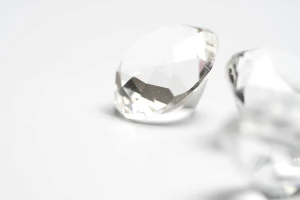 Diamant auf weißem Hintergrund — Stockfoto