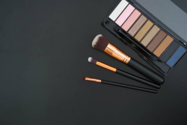 makyaj ve fırçalar üzerinde siyah arka plan