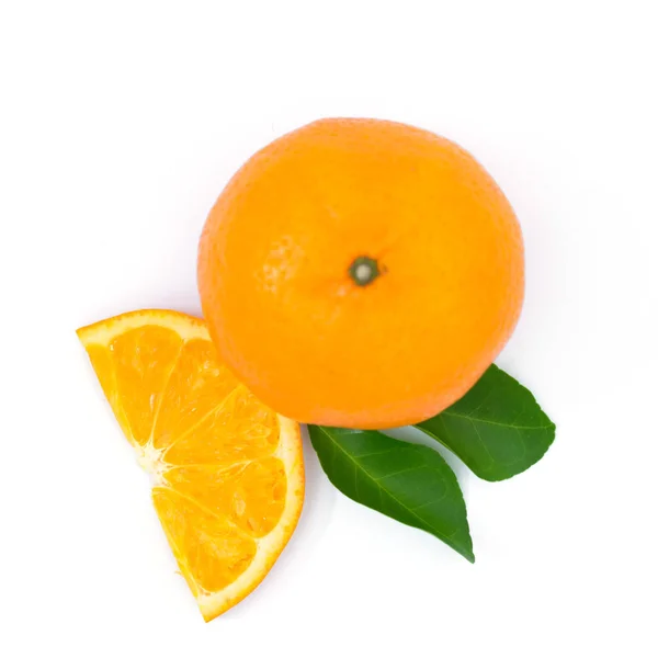 흰색 바탕에 신선한 오렌지 조각 — 스톡 사진