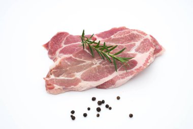 resh çiğ domuz boyun et biber ve biberiye beyaz izole