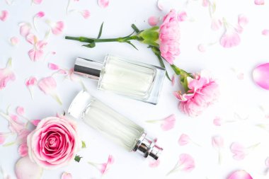Pembe arka planda parfüm şişeleri