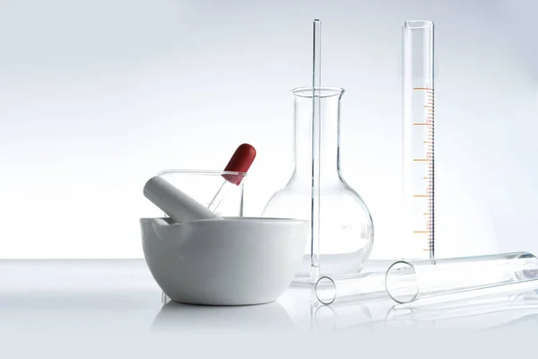 Laboratoriumglaswerk met water en leeg — Stockfoto