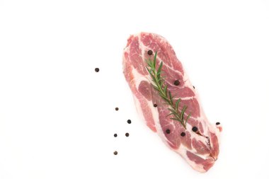 resh çiğ domuz boyun et biber ve biberiye beyaz izole