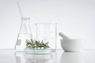 Laboratuar ve araştırma ile alternatif ot ilacı
