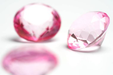 beyaz zemin üzerine pembe elmas