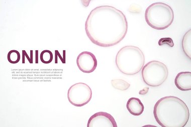 dilimlenmiş kırmızı soğan beyaz arka plan üzerinde izole ayarlayın