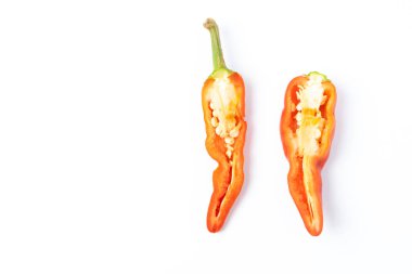 dilimlenmiş kesilmiş kırmızı acı biber beyaz izole