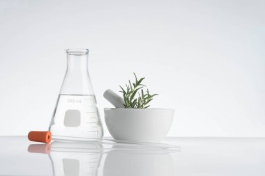 Laboratuar ve araştırma ile alternatif ot ilacı