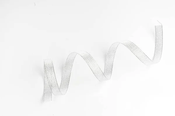 Silberne Schleife auf weiß isoliert — Stockfoto
