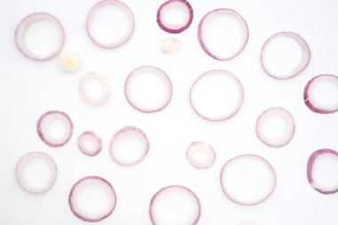 dilimlenmiş kırmızı soğan beyaz arka plan üzerinde izole ayarlayın