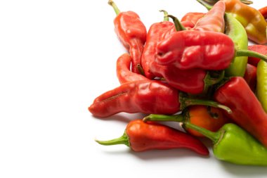 Beyaz izole kırmızı biber biber