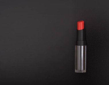 siyah üzerine izole kırmızı ruj