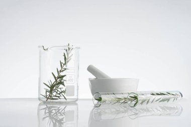 Laboratuar ve araştırma ile alternatif ot ilacı